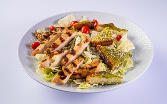 سالاد سزار با مرغ گریل