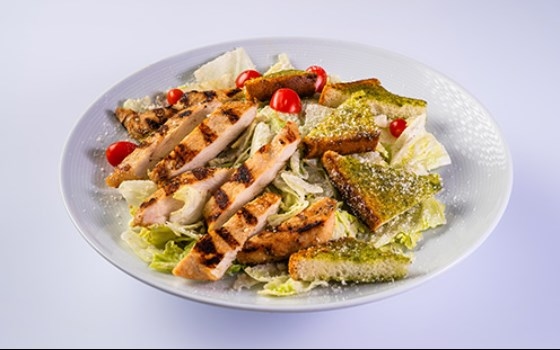 سالاد سزار با مرغ گریل