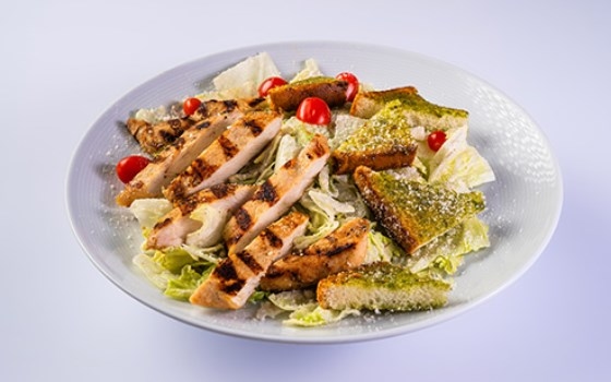 سالاد سزار با مرغ گریل